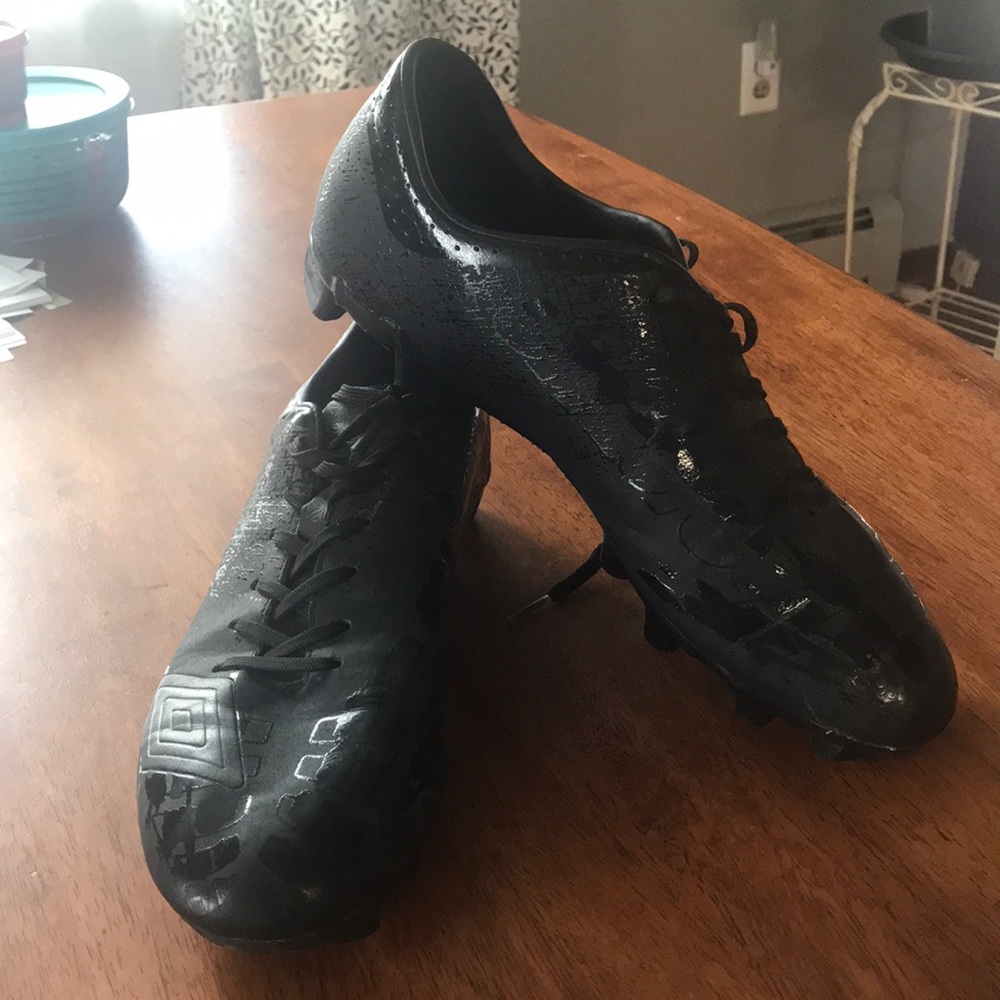 Men’s Umbro soccer cleats